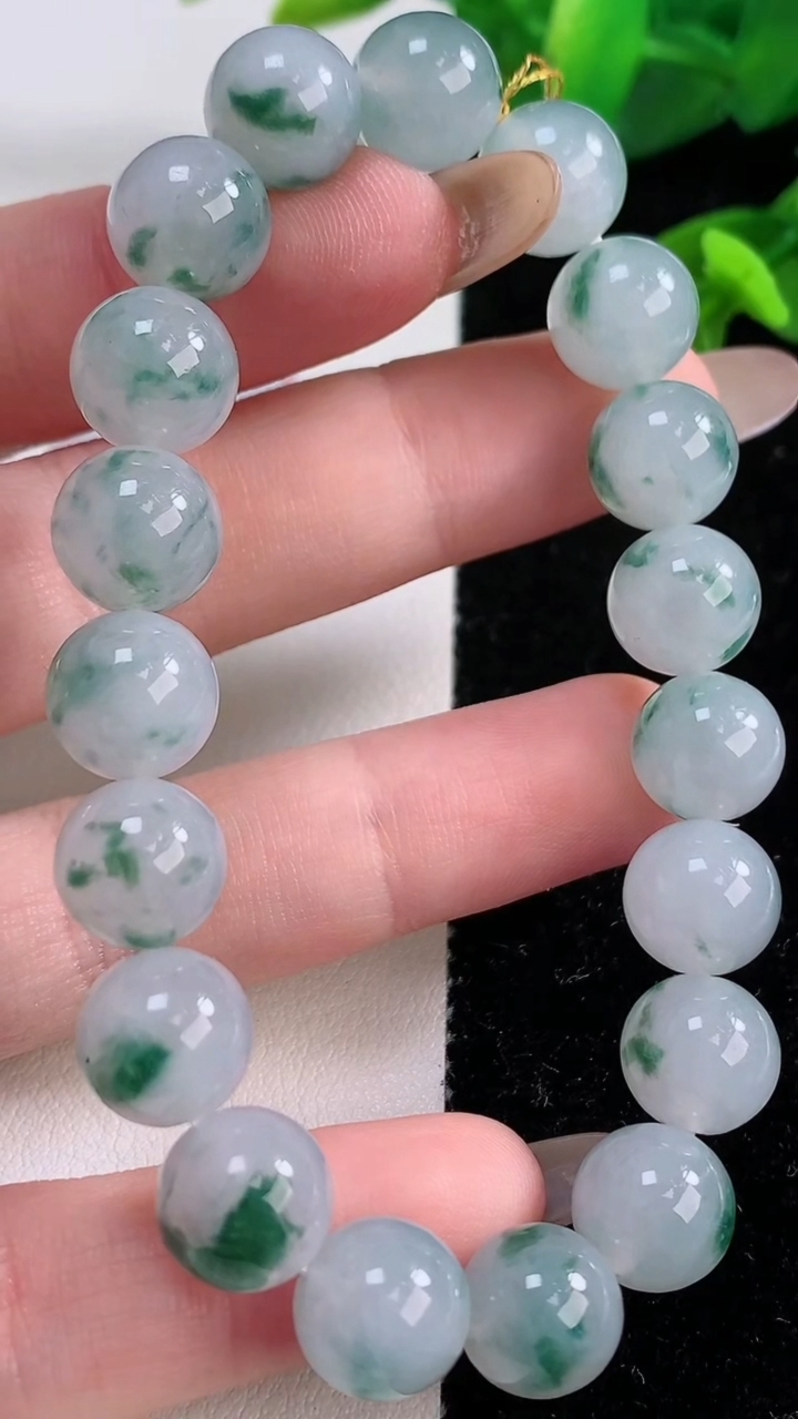 天然A货翡翠种飘花圆珠手串，尺寸9.8-19颗，重量:32.69g11月18日
工厂直销收藏佳品,种好水足，色泽均匀，有种有色，上手高大气！