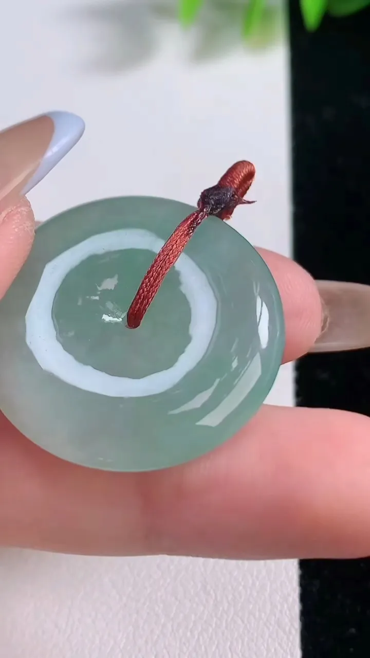 天然A货翡翠平安扣吊坠，尺寸29.2-5.7，重量:10.26g
11月18日