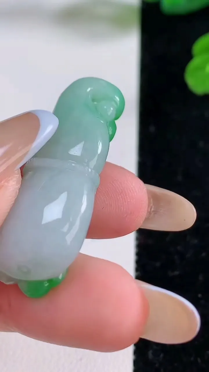 天然A货翡翠葫芦吊坠，尺寸38-14.7-10.3，重量:9.42g
11月18日