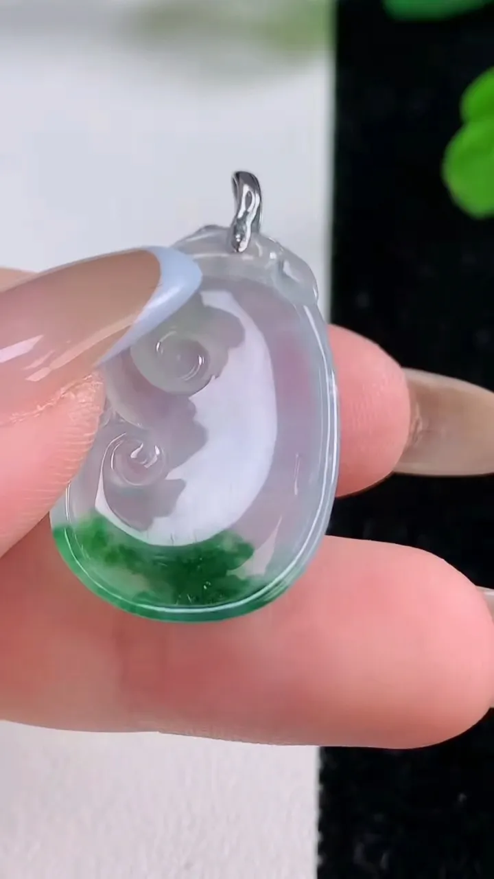 天然A货翡翠如意吊坠，尺寸28.8-18-3.8，重量:3.94g
11月18日