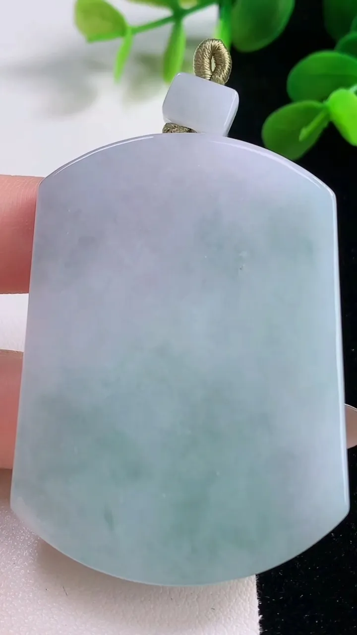 天然A货翡翠无事牌吊坠，尺寸56.7-41-5.8，重量:41.44g
11月18日