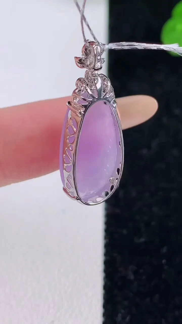 天然A货翡翠18K金紫罗兰福瓜吊坠，尺寸27.5-20.2-10-5.6，重量:2.33g
11月18日