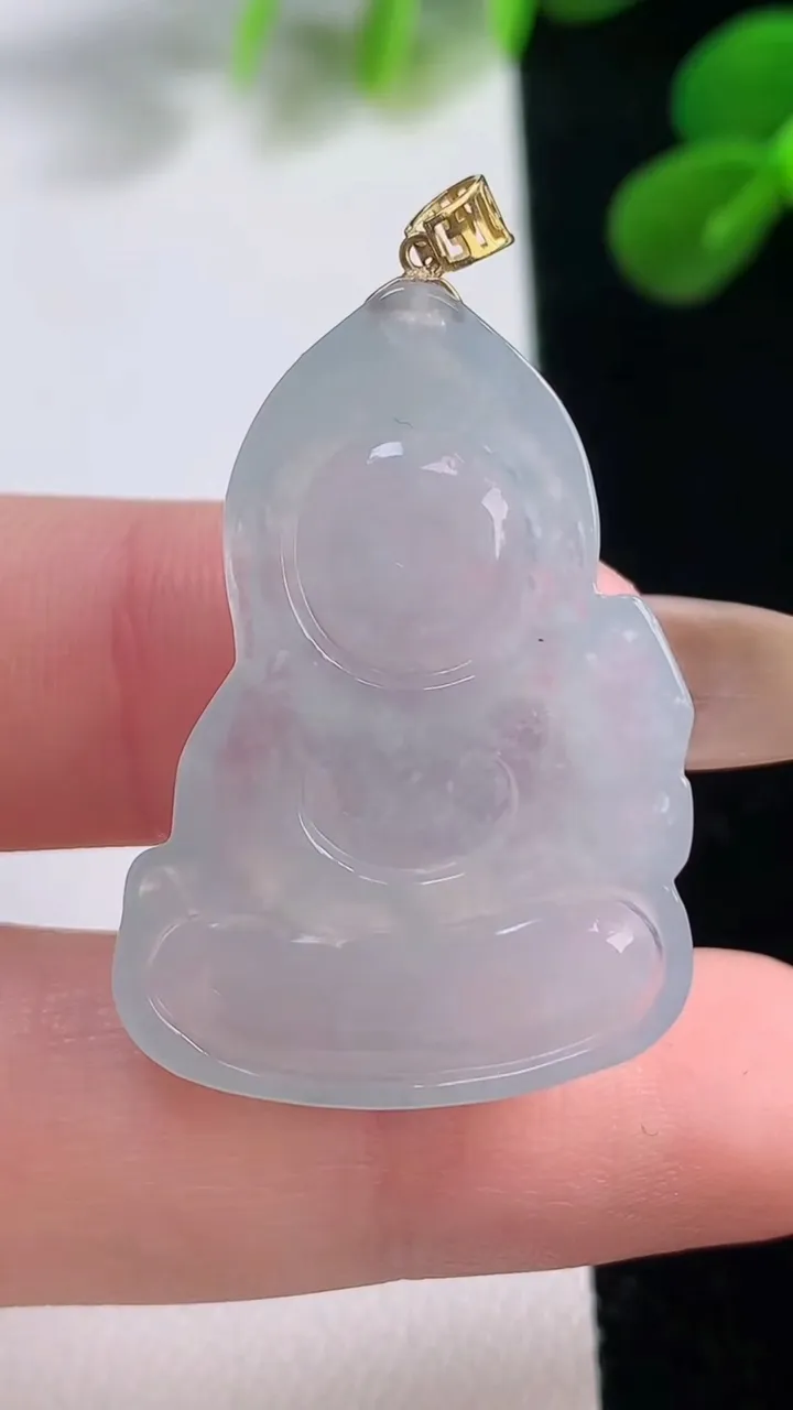 天然A货翡翠种白冰观音菩萨吊坠，尺寸31.8-23.4-4.9，重量:6.43g
11月18日