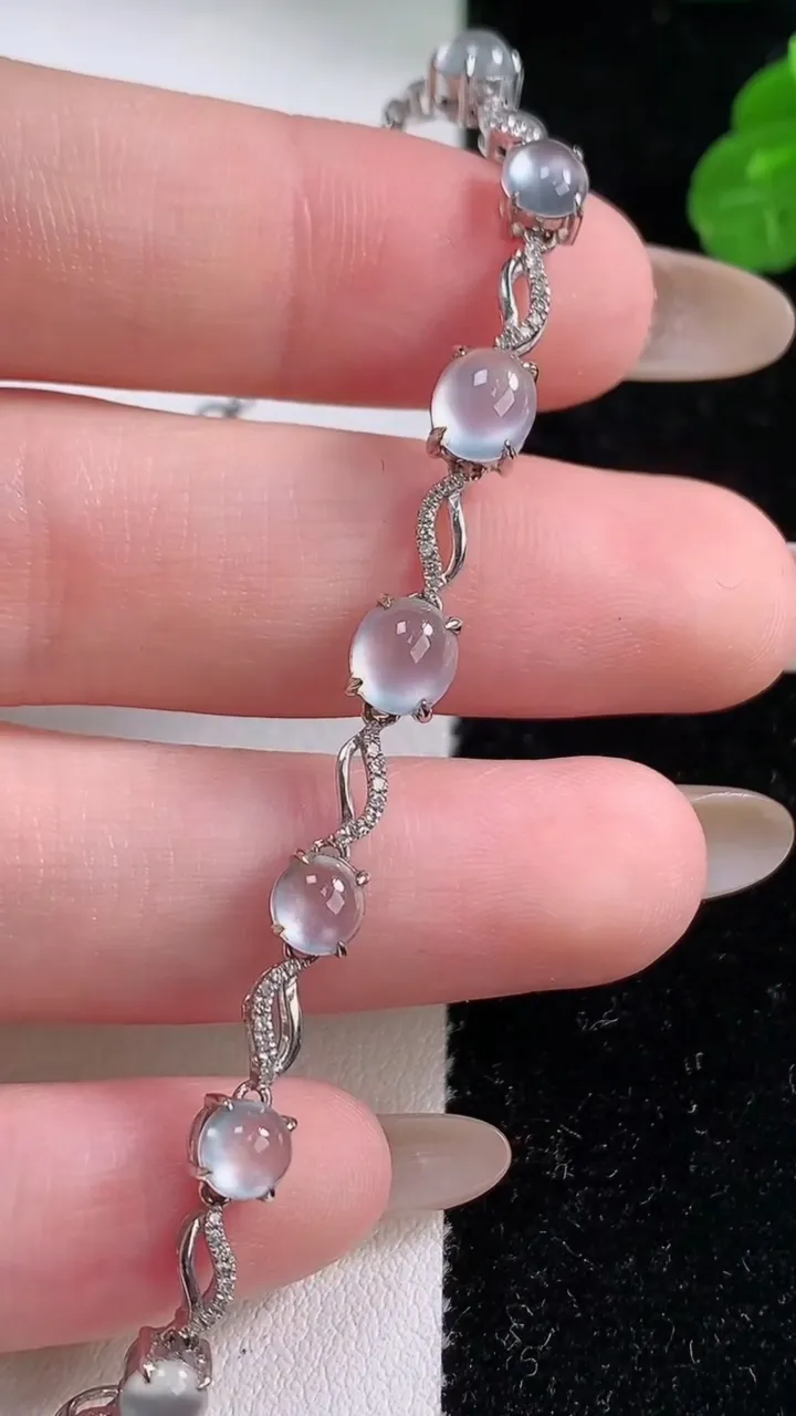 天然A货翡翠种白冰蛋面手链，尺寸5.8-4.9，重量:5.13g
11月18日