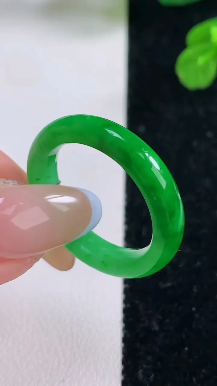 天然A货翡翠指环戒指，尺寸20.3-4.6-3.6，重量:4.31g2025年11月18日
工厂直销