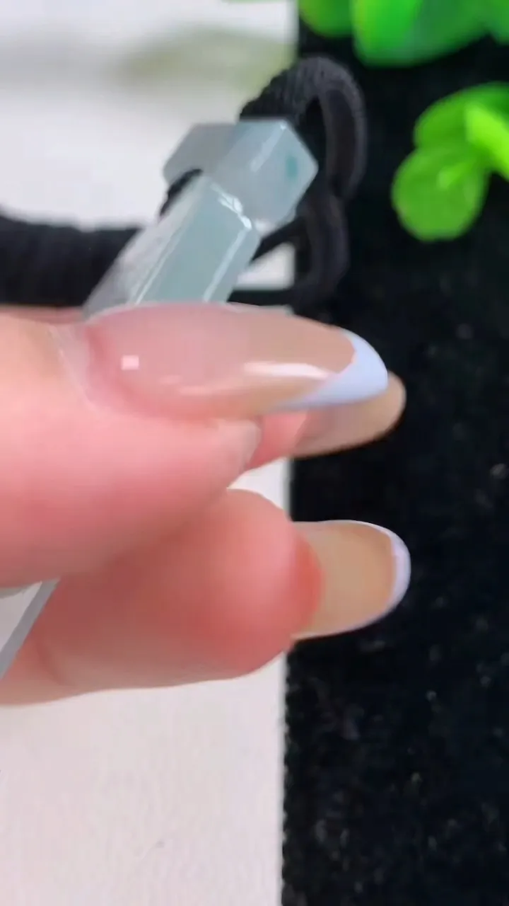 天然A货翡翠种飘花仿古无事牌吊坠，尺寸50-24.4-5.3，重量:25.54g
11月18日