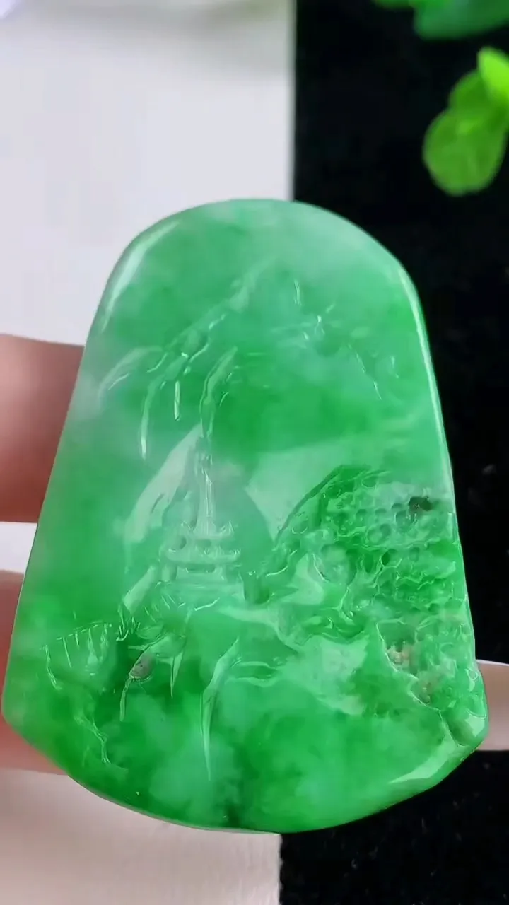 天然A货翡翠山水牌吊坠，尺寸52.4-36.2-5.4，重量:22.00g
11月18日