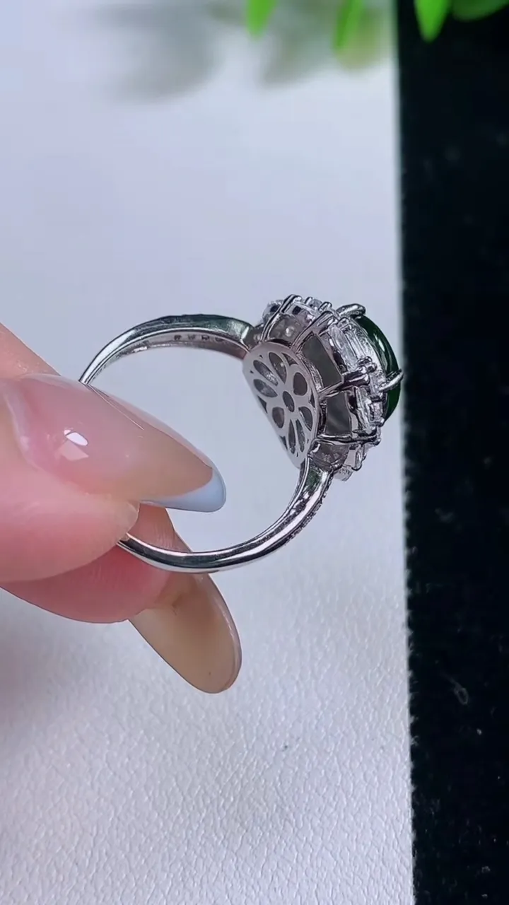 天然A货翡翠蛋面戒指，尺寸11.6-9.4，重量:4.07g2025年11月18日
工厂直销收藏佳品,种好水足，色泽均匀，有种有色，上手高大气！