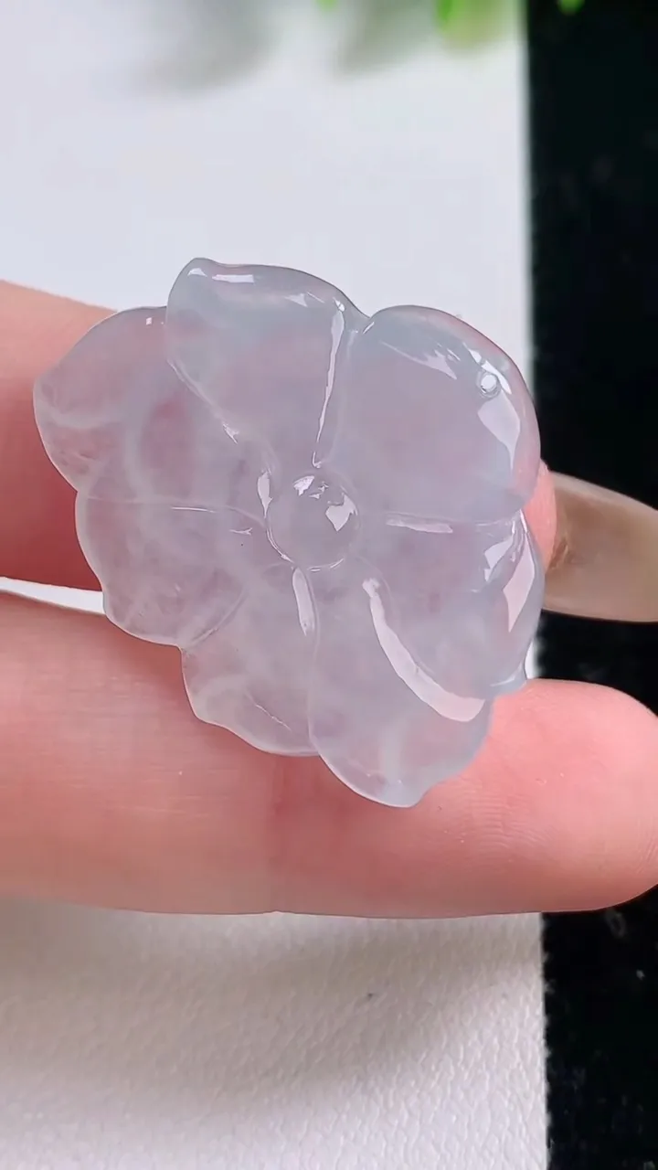 天然A货翡翠和和美美 荷花吊坠，尺寸23.7-28.6-5.4，重量:6.46g
11月18日