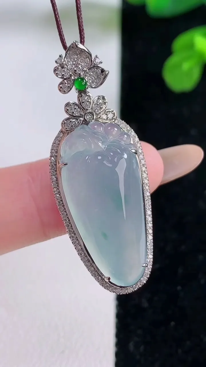 天然A货翡翠种飘花福瓜吊坠，尺寸39-15-8.3，裸石25.1-12重量:5.76g
11月18日