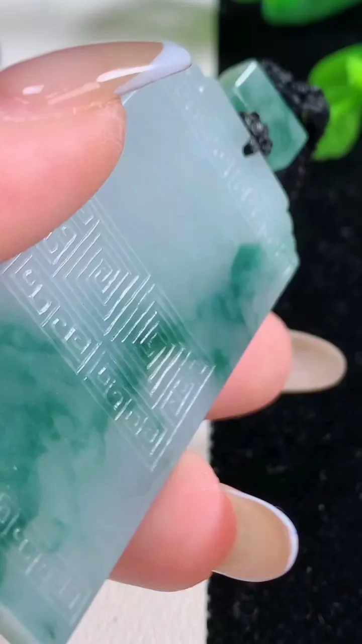 天然A货翡翠冰种飘花仿古无事牌吊坠，尺寸56-28.7-5.8，重量:36.16g
11月18日