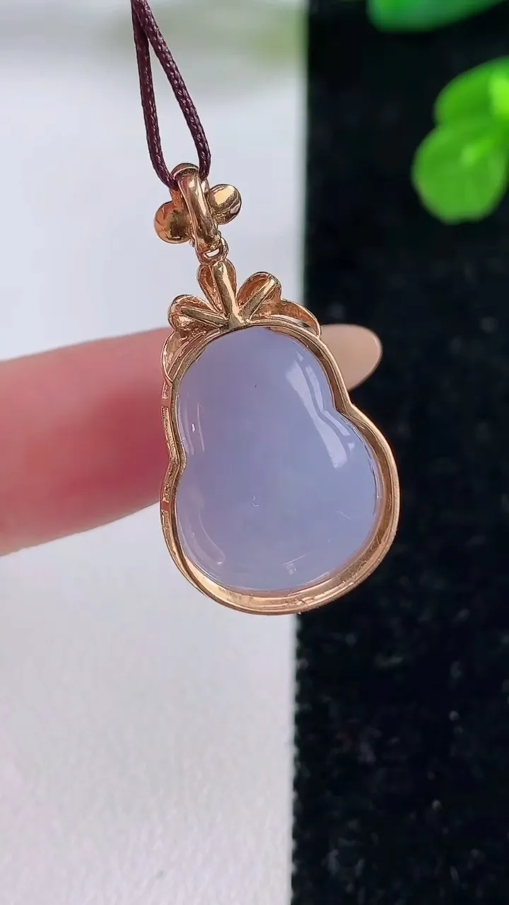 天然A货翡翠18K金紫罗兰葫芦吊坠，尺寸27.6-14.6-10，裸石18-13.3重量:4.46g
11月18日