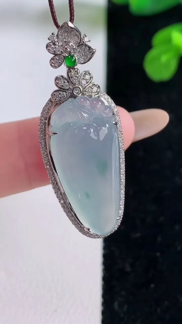 天然A货翡翠种飘花福瓜吊坠，尺寸39-15-8.3，裸石25.1-12重量:5.76g
11月18日