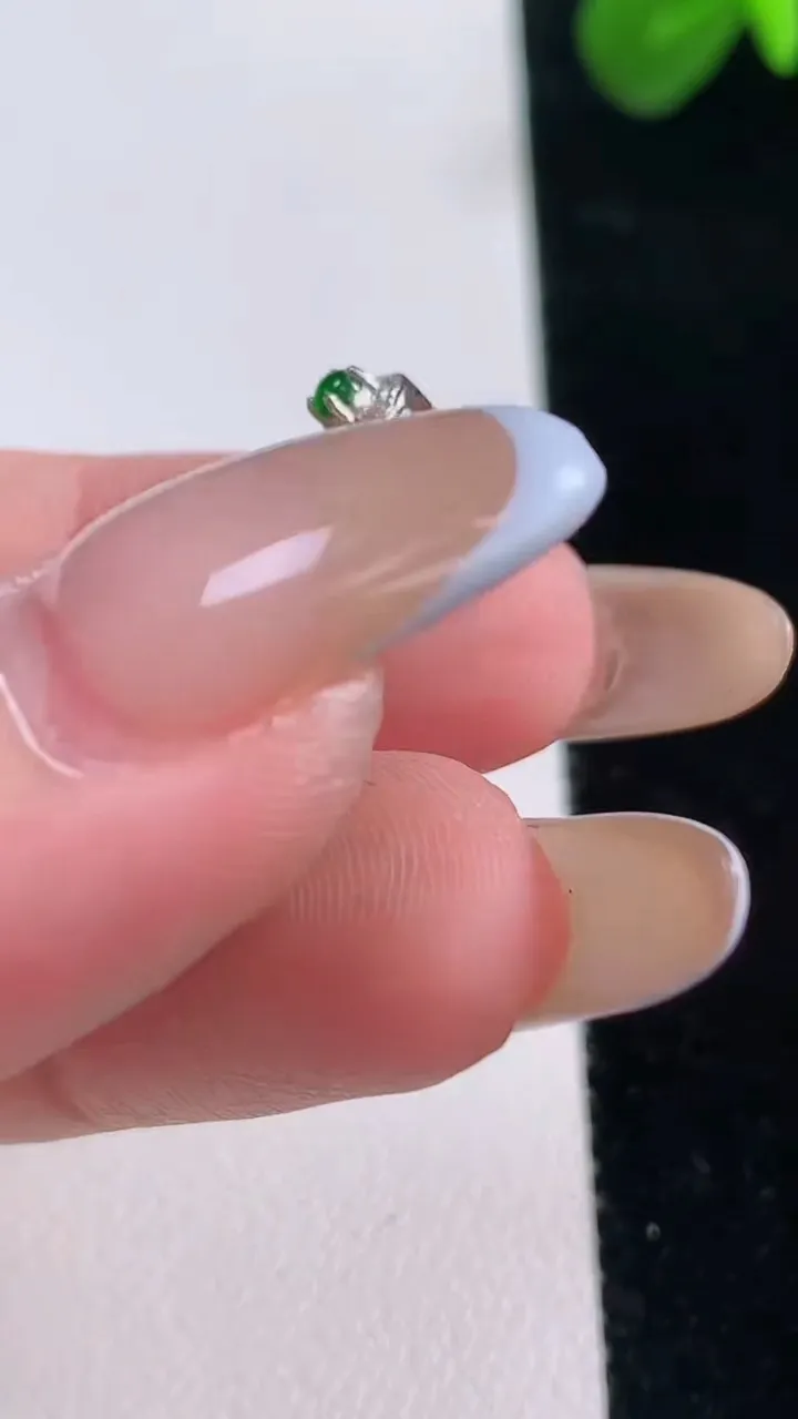 天然A货翡翠金枝玉叶 叶子吊坠，尺寸30.1-18.3-6，裸石20-10重:2.74g
11月18日