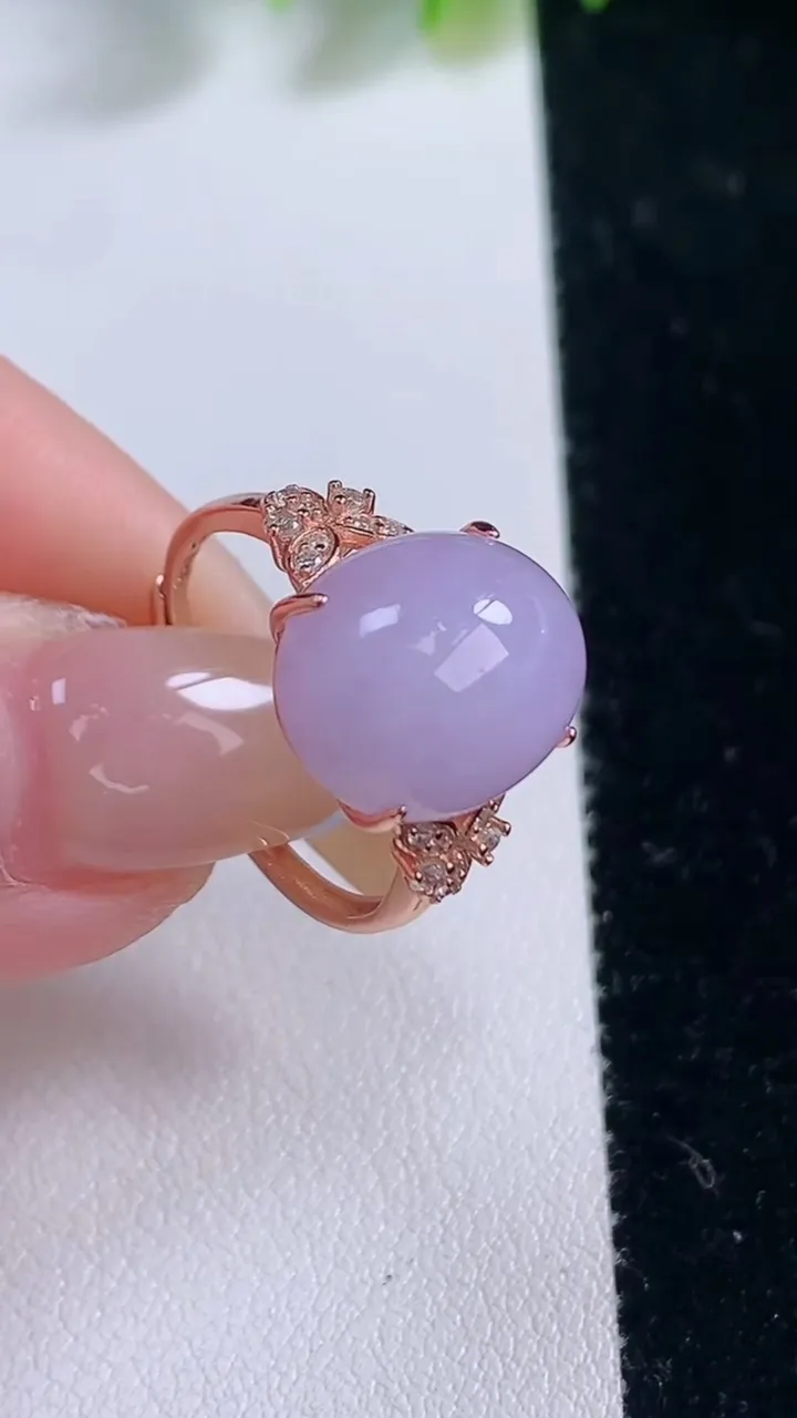天然A货翡翠925银紫罗兰蛋面戒指，尺寸13.8-10.8-8，重量:3.24g2025年11月18日
工厂直销收藏佳品,种好水足，色泽均匀，有种有色，上手高大气！