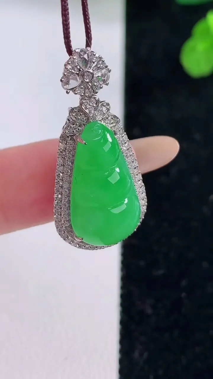 天然A货翡翠福豆吊坠，尺寸31.4-14.8-8.3，裸石19-10.6重量:3.91g
11月18