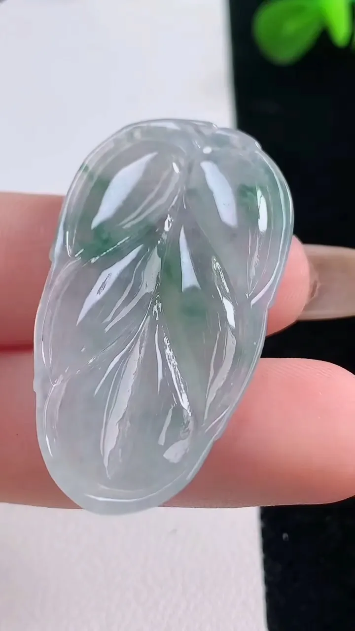 天然A货翡翠冰种飘花金枝玉叶 叶子吊坠，尺寸39.5-21.9-4.1，重:6.61g
11月18日