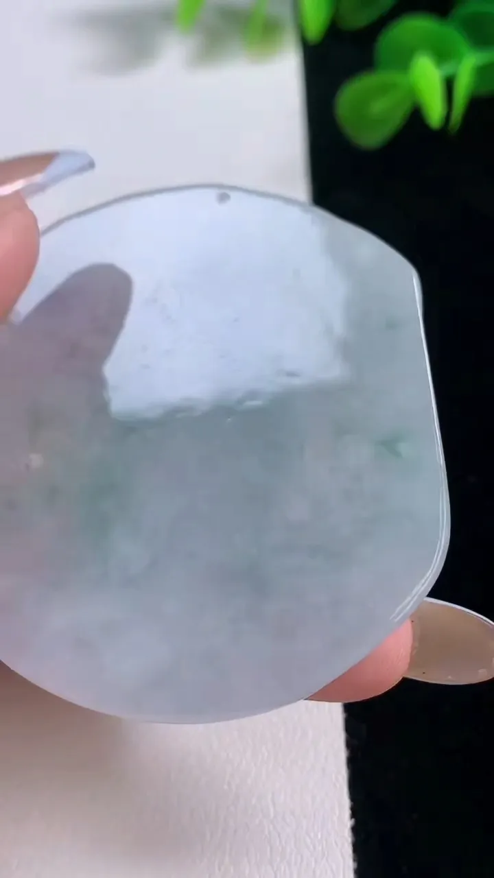 天然A货翡翠大日如来吊坠，尺寸53.5-48.3-5.7，重:27.88g
11月18日