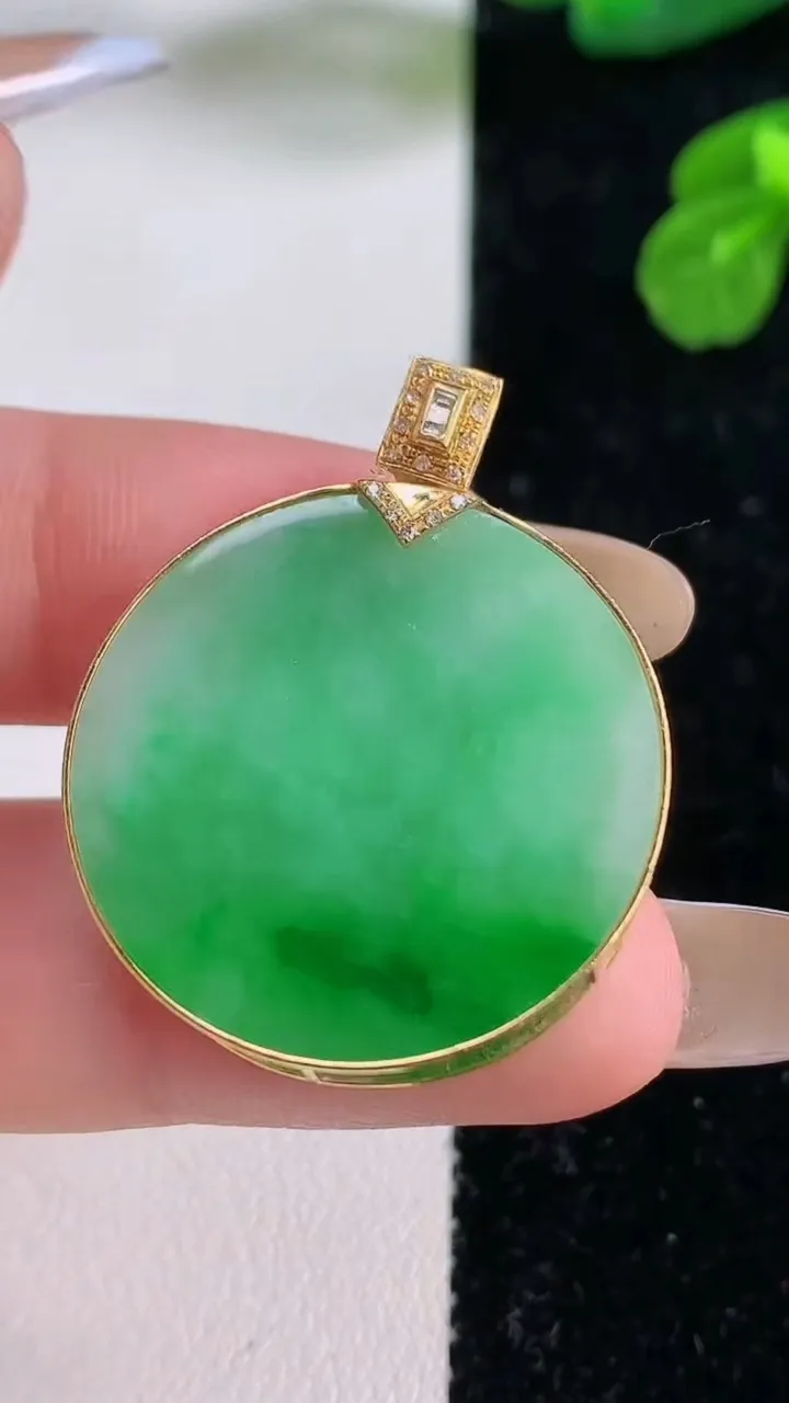 天然A货翡翠无事牌吊坠，尺寸26.3-4.2，重量:7.85g
11月18日