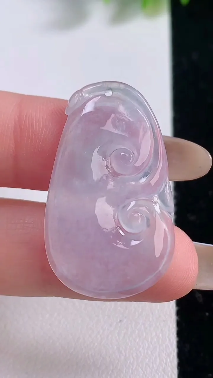 天然A货翡翠冰种紫罗兰如意吊坠，尺寸33.5-20-2.8，重量:3.79g
11月18日