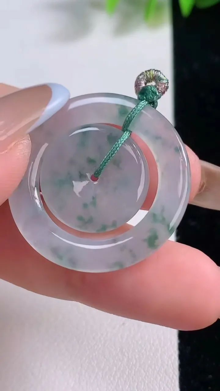 天然A货翡翠冰种飘花母子平安扣吊坠，尺寸28.8-2.9，重量:5.23g
11月18日