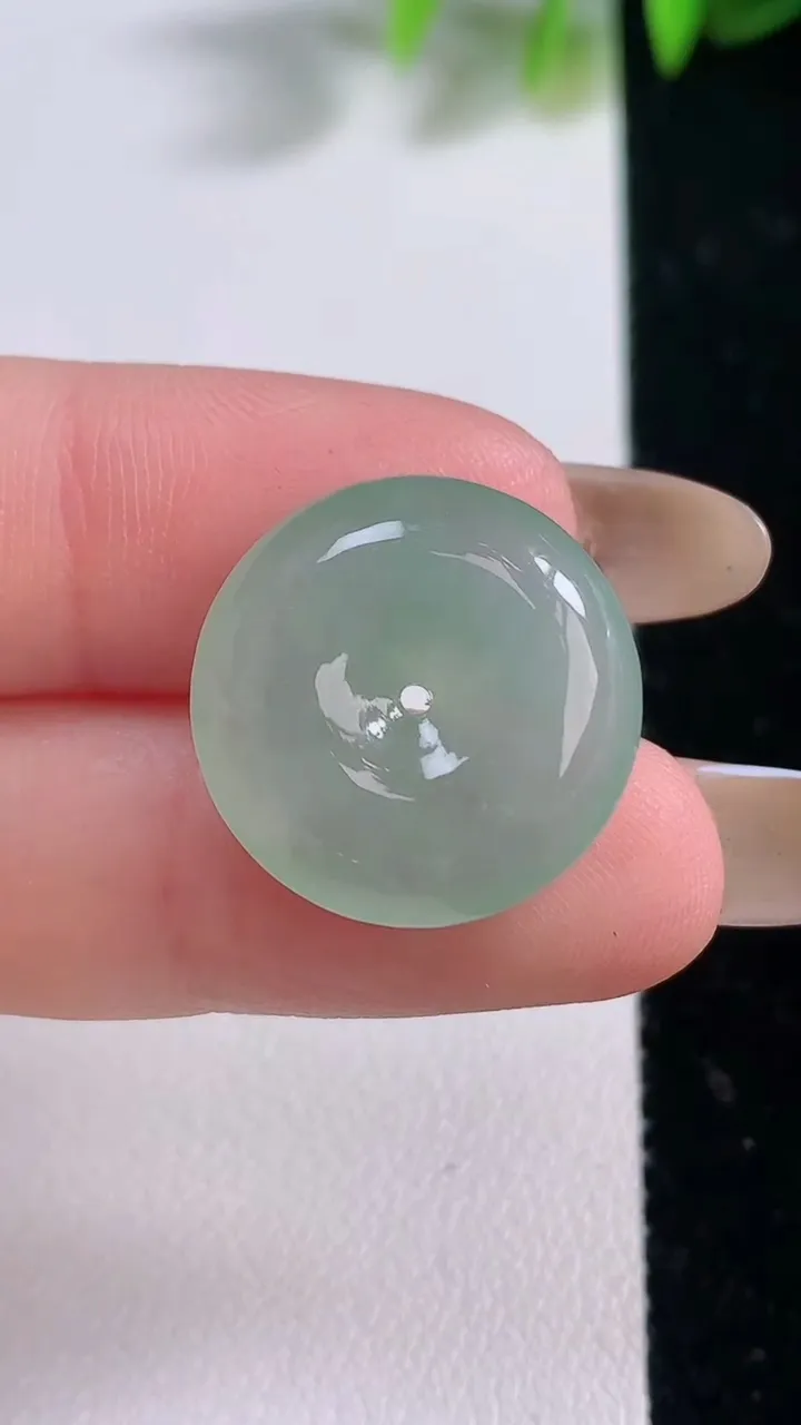 天然A货翡翠平安扣吊坠，尺寸19.2-6，重量:4.56g
11月18日