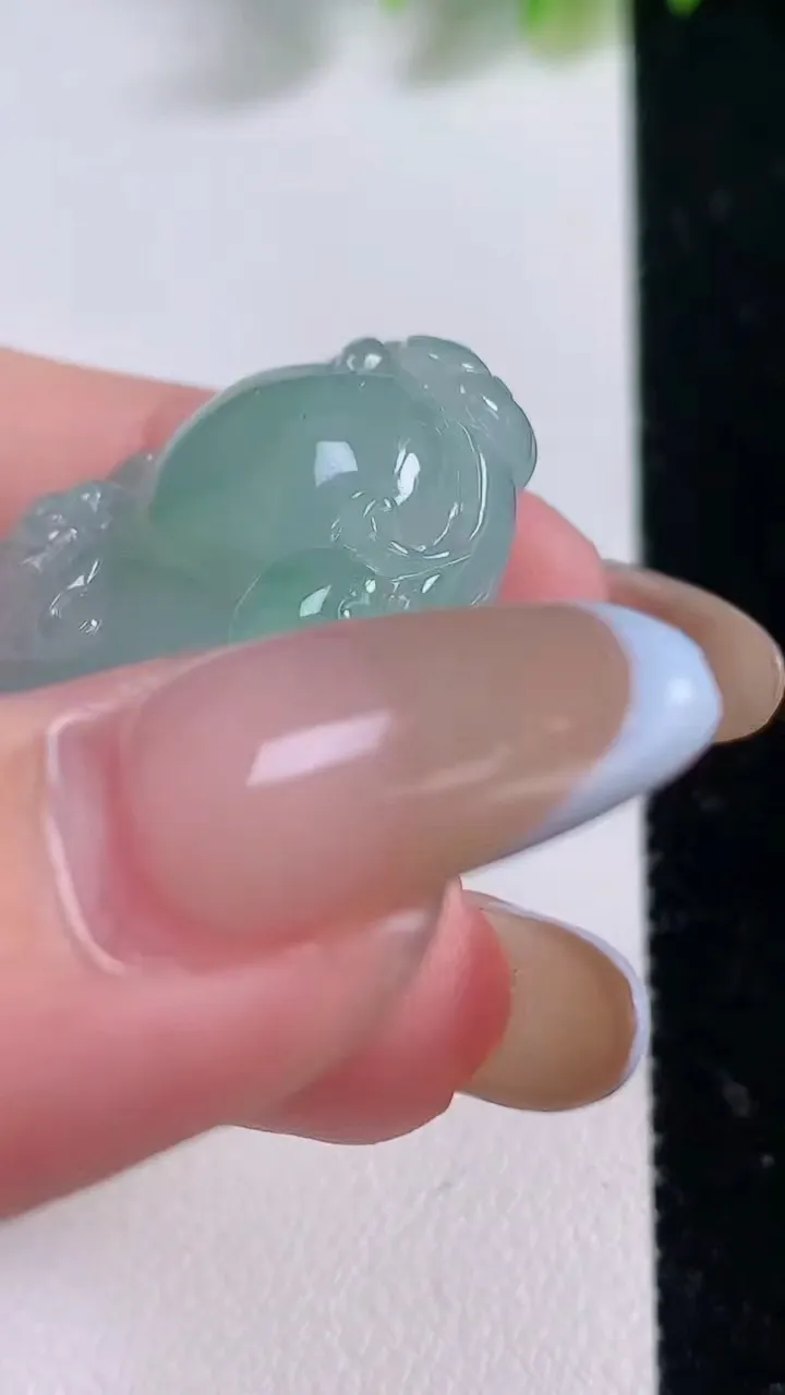 天然A货翡翠葫芦吊坠，尺寸31.8-23.4-12，重量:16.45g
11月18日