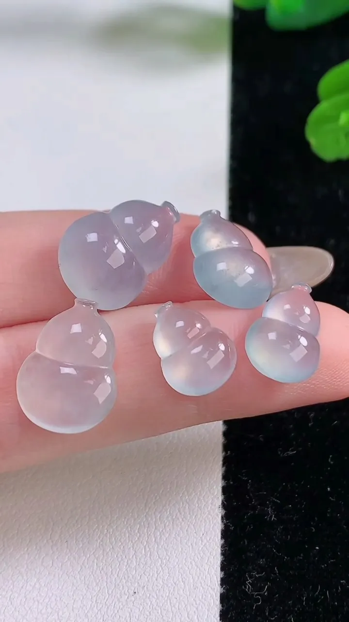 天然A货翡翠葫芦镶嵌件一手，尺寸16.3-11.8-5.8，重量:7.88g
11月18日