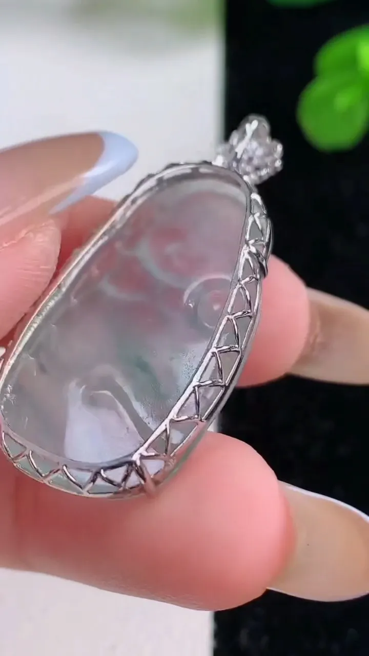 天然A货翡翠种飘花布袋佛吊坠，尺寸30.8-16.3-5.5，重量:4.65g
11月18日