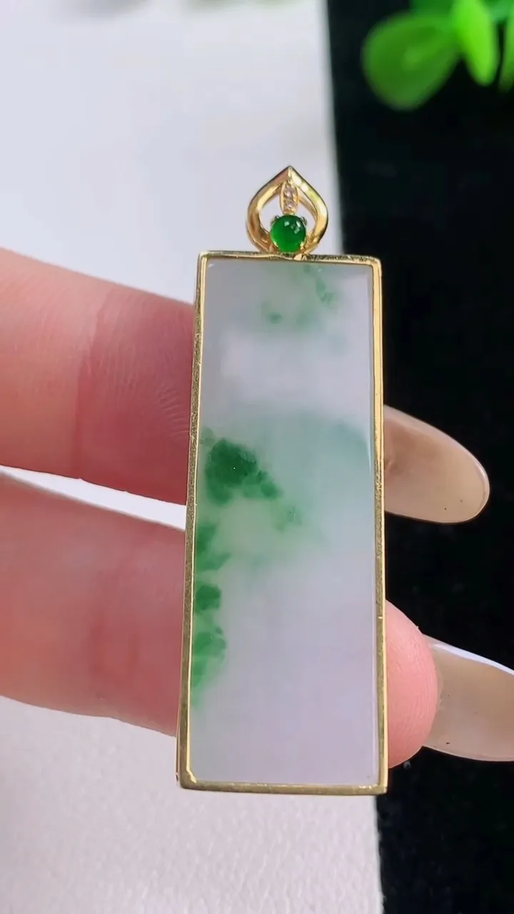 天然A货翡翠无事牌吊坠，尺寸39-13.6-5，重:8.51g
11月18日