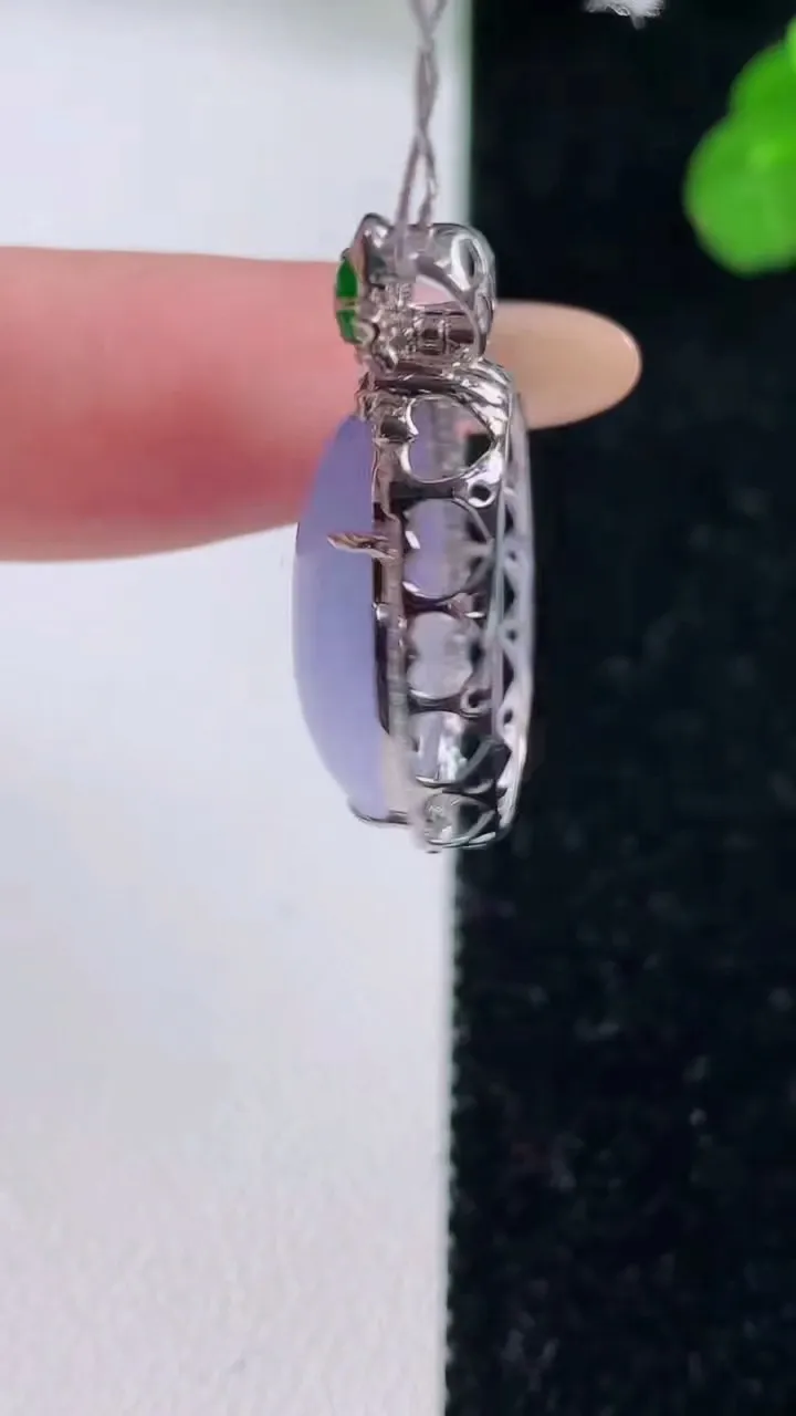 天然A货翡翠18K金紫罗兰福瓜吊坠，尺寸29.5-14.5-8.6，裸石18.8-11.8重量:3.67g
11月18日