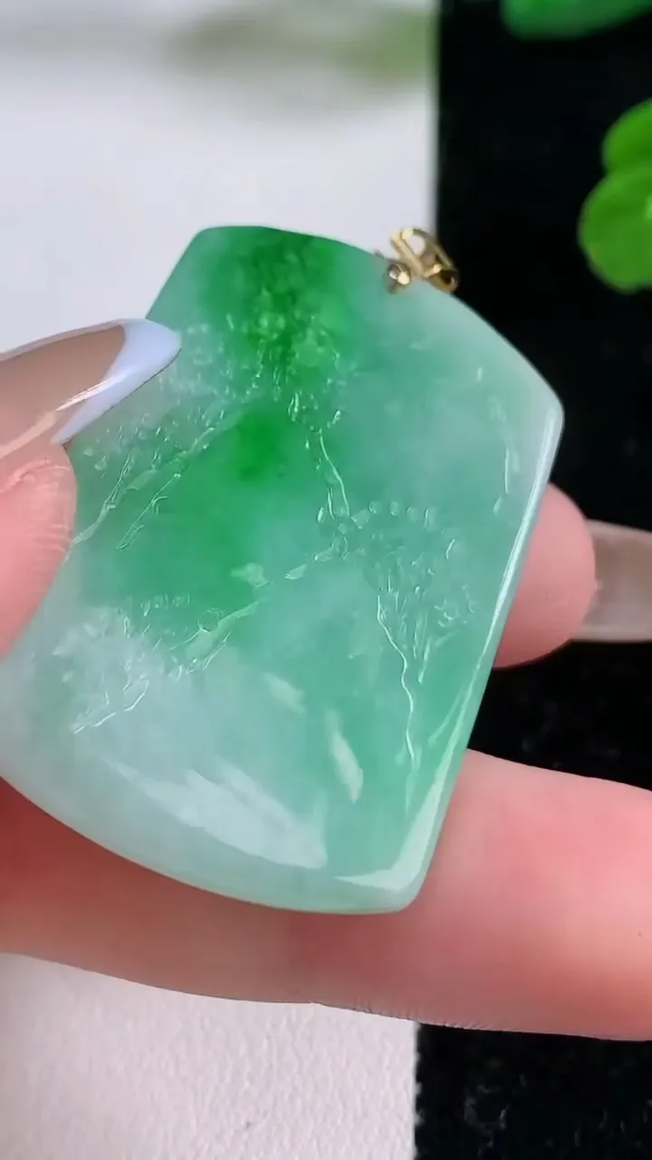 天然A货翡翠山水牌吊坠，尺寸40.8-27-5.9，重量:15.80g
11月18日