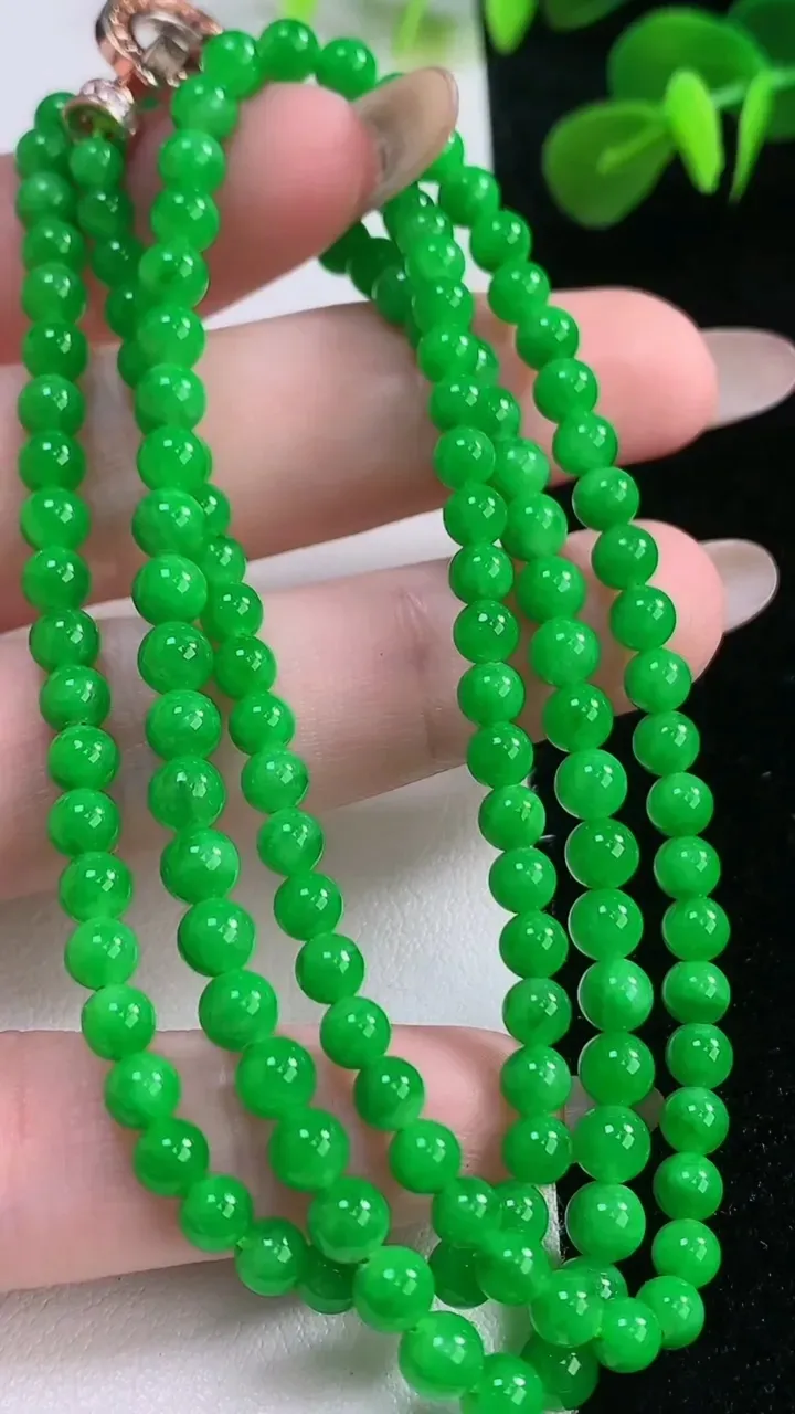天然A货翡翠圆珠项链，尺寸4.2-4.7-142颗，重:21.31g
11月18日