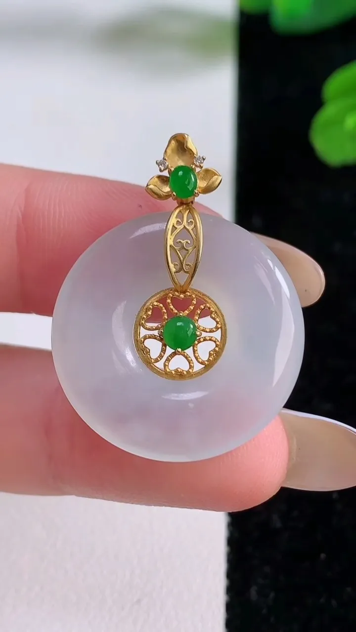 天然A货翡翠种白冰平安扣吊坠，尺寸24.3-3.8，重量:5.25g
11月18日