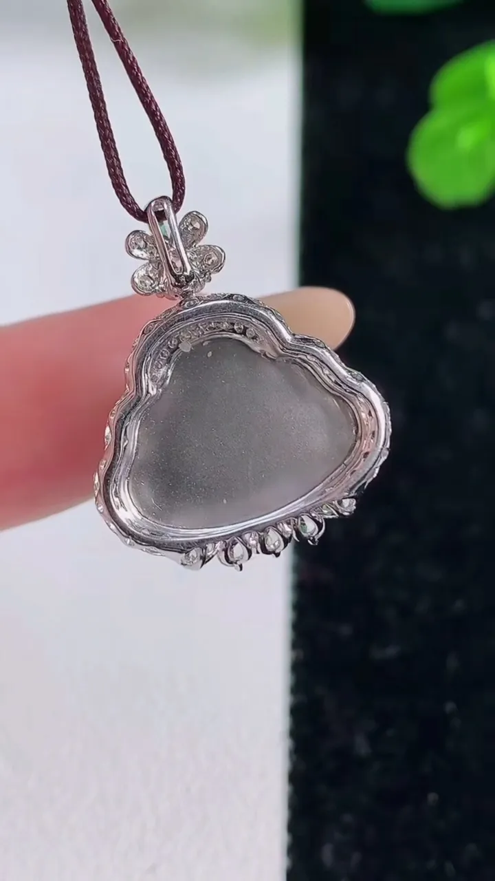 天然A货翡翠佛公吊坠，尺寸22.6-18.2-7.7，裸石12-15重量:2.90g
11月18日