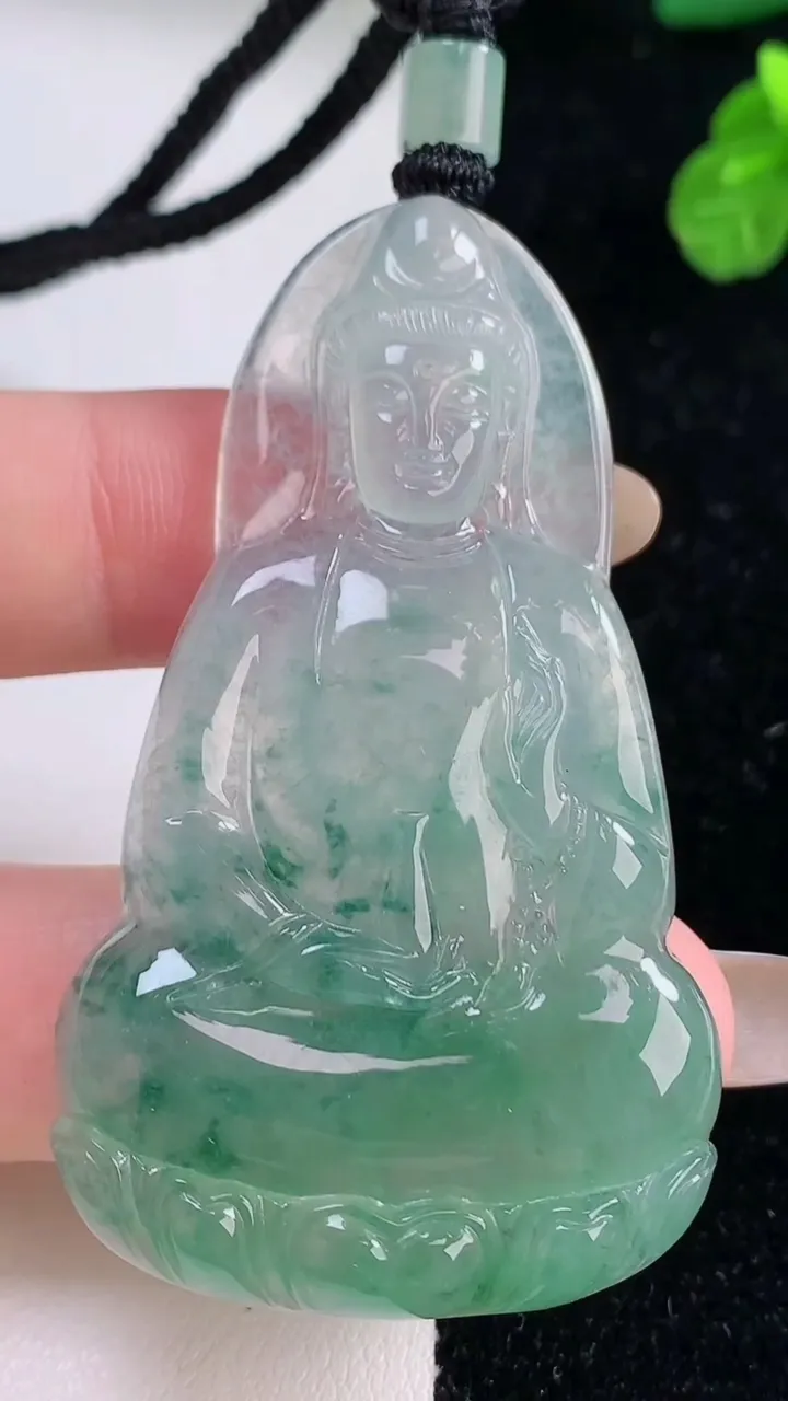 天然A货翡翠观音菩萨吊坠，尺寸58.3-34.5-5.7，重量:25.36g
11月18日