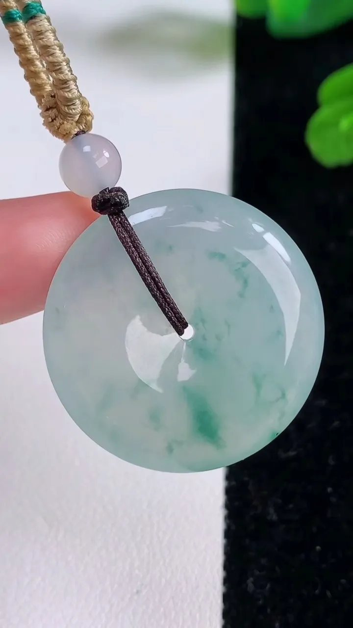 天然A货翡翠冰种飘花平安扣吊坠，尺寸29.4-5.5，重量:13.05g
11月18日