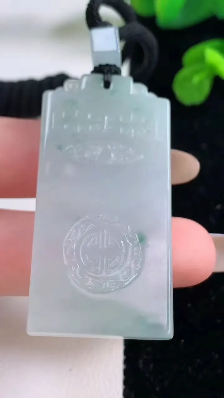 天然A货翡翠种飘花仿古无事牌吊坠，尺寸50-24.4-5.3，重量:25.54g
11月18日