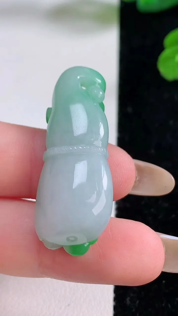 天然A货翡翠葫芦吊坠，尺寸38-14.7-10.3，重量:9.42g
11月18日