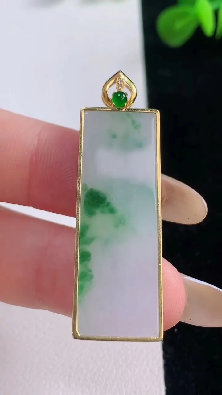 天然A货翡翠无事牌吊坠，尺寸39-13.6-5，重:8.51g
11月18日