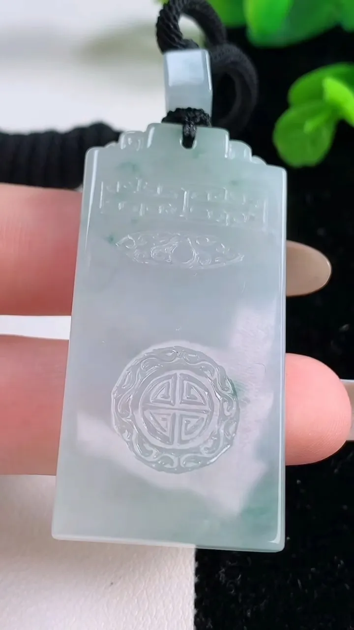 天然A货翡翠种飘花仿古无事牌吊坠，尺寸50-24.4-5.3，重量:25.54g
11月18日