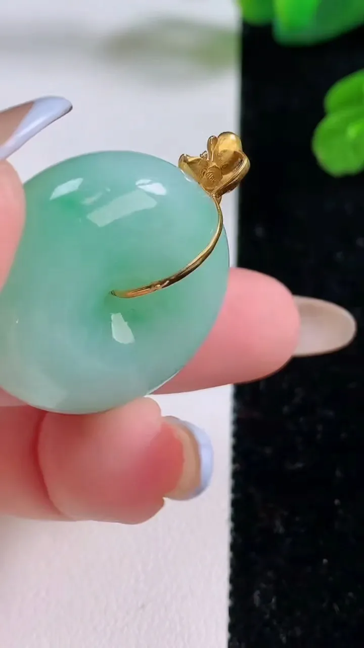 天然A货翡翠平安扣吊坠，尺寸27.6-11，重量:17.69g
11月18日