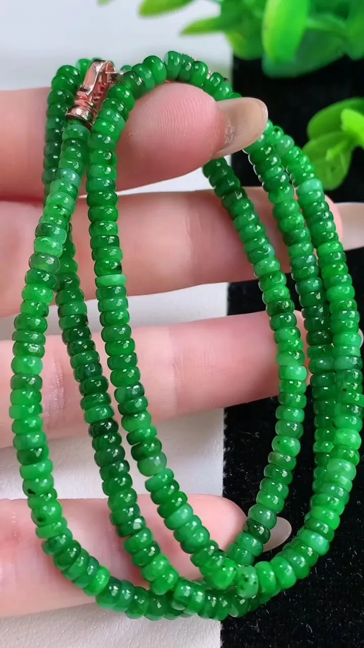 天然A货翡翠算盘珠项链，尺寸3.6-2-268颗，重量:20.82g11月18日
工厂直销收藏佳品,种好水足，色泽均匀，有种有色，上手高大气！
