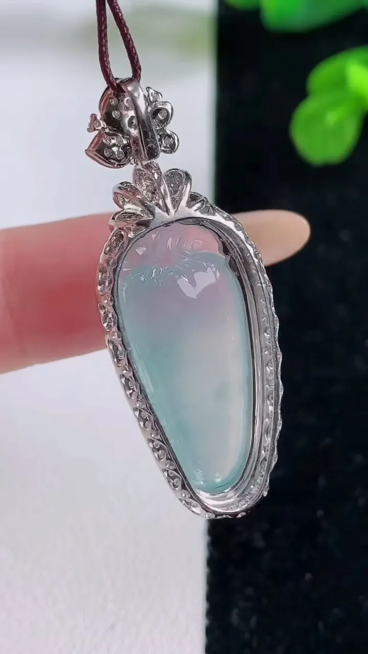 天然A货翡翠种飘花福瓜吊坠，尺寸39-15-8.3，裸石25.1-12重量:5.76g
11月18日