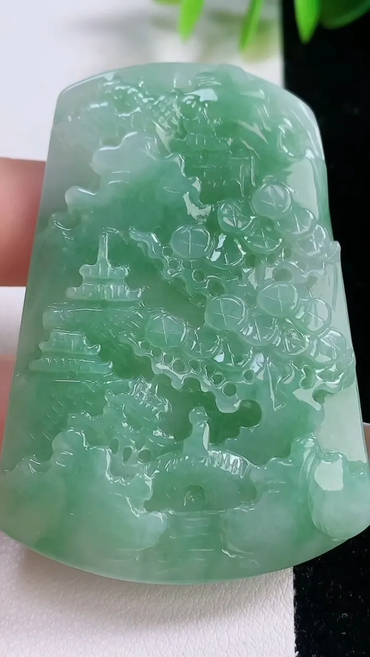 天然A货翡翠山水牌吊坠，尺寸61-42.8-6.8，重量:39.89g
11月18日