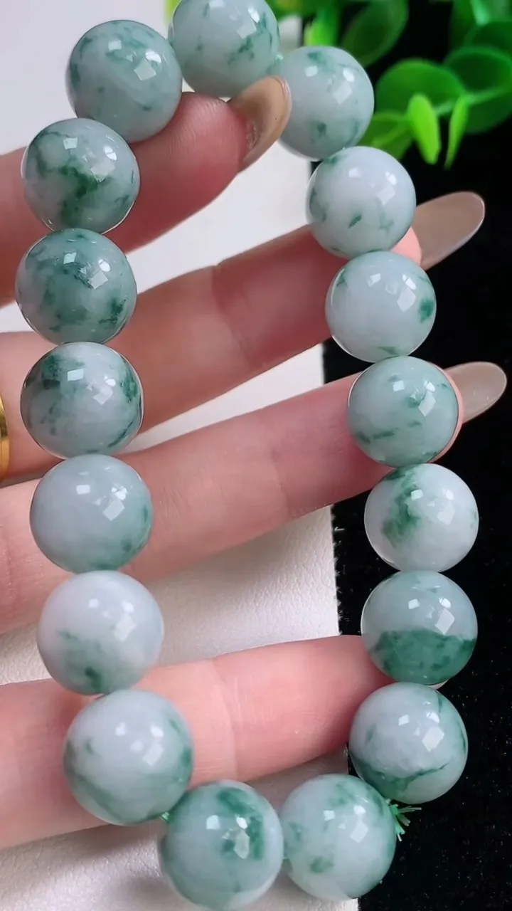 天然A货翡翠飘花圆珠手串，尺寸12-17颗，重:52.18g11月18日
工厂直销收藏佳品,种好水足，色泽均匀，有种有色，上手高大气！