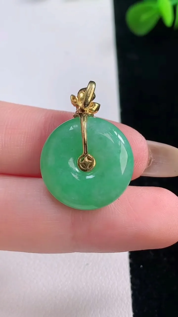 天然A货翡翠平安扣吊坠，尺寸18.6-5.4，重:4.74g
11月18日