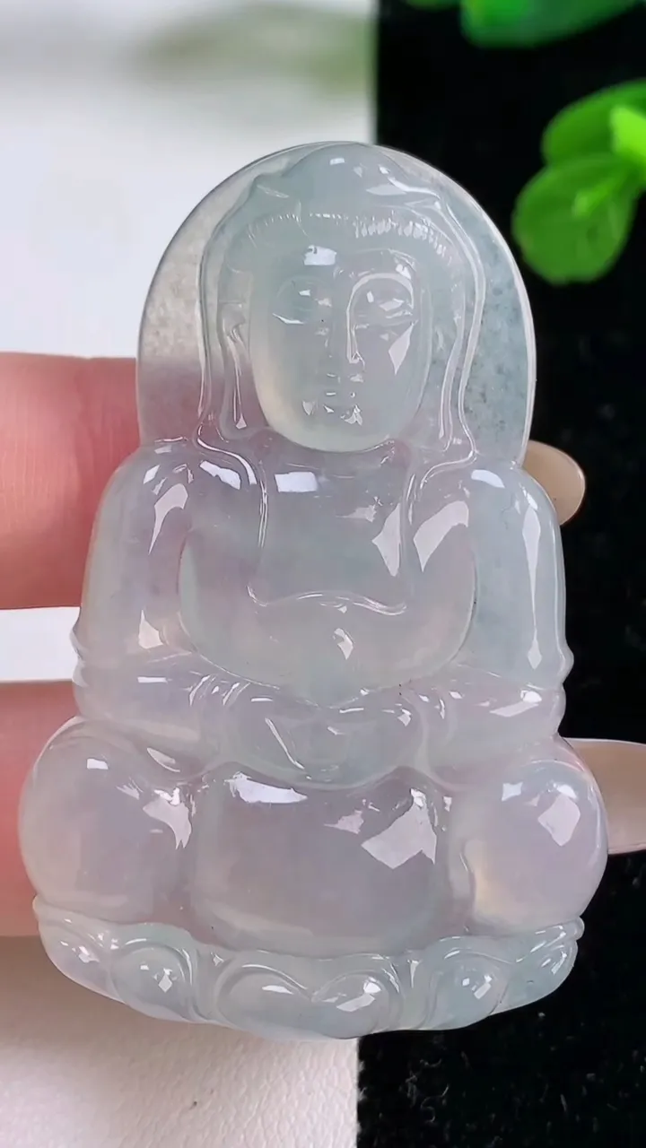 天然A货翡翠种白冰观音菩萨吊坠，尺寸52.4-34.5-5.2，重量:18.32g
11月18日