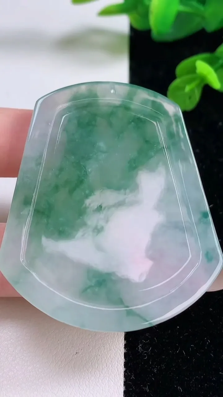 天然A货翡翠山水牌吊坠，尺寸55.5-47.4-6.3，重量:31.19g
11月18日