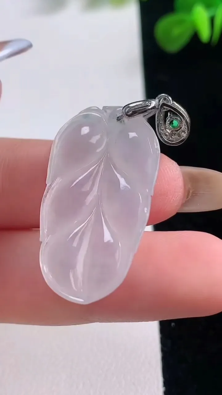 天然A货翡翠金枝玉叶 叶子吊坠，尺寸31.5-17.3-4.7，重:4.72g
11月18日